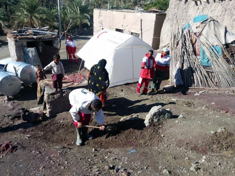 توزیع چادر در بین زلزله‌زدگان «قطور» کلید خورد
