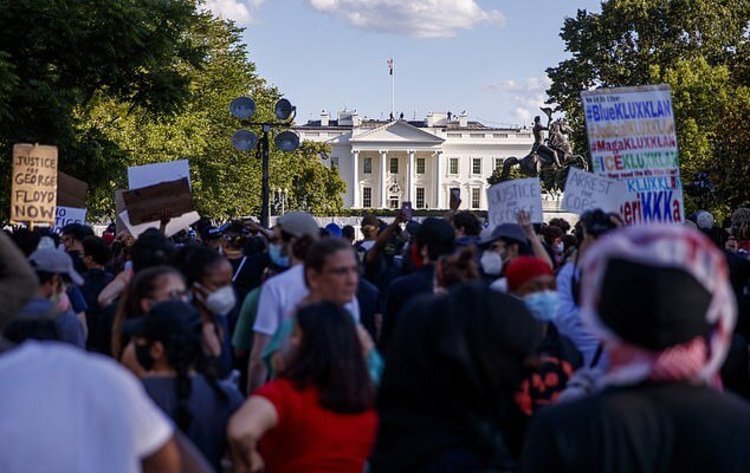 احاطه کاخ سفید توسط معترضان آمریکایی