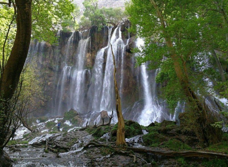 آبشار زردلیمه منطقه ای بکر در دل کوههای زاگرس