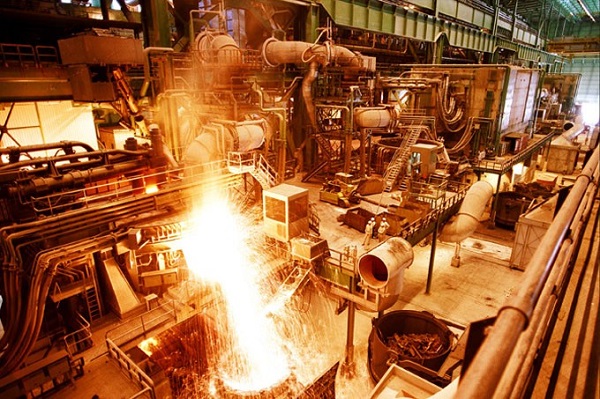 فولادمردان ایرانی در برابر تروریسم اقتصادی، استوار می‌مانند