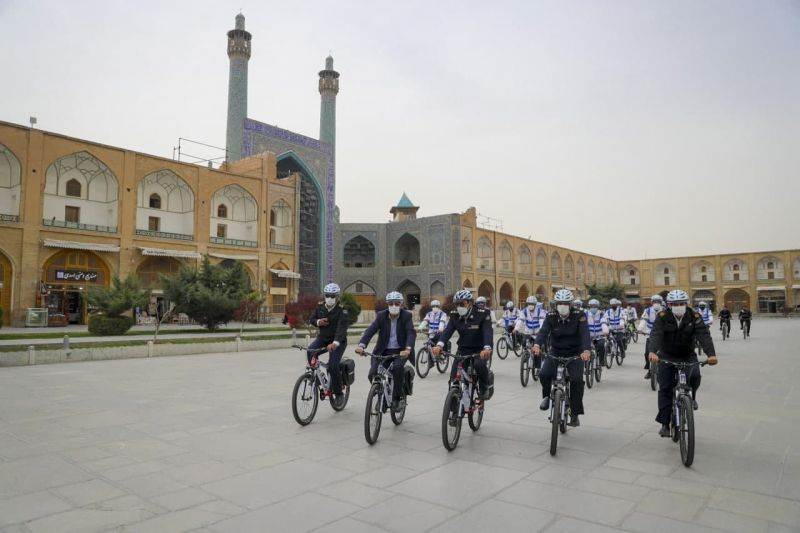 پلیس های اصفهان پا به رکاب دوچرخه شدند: