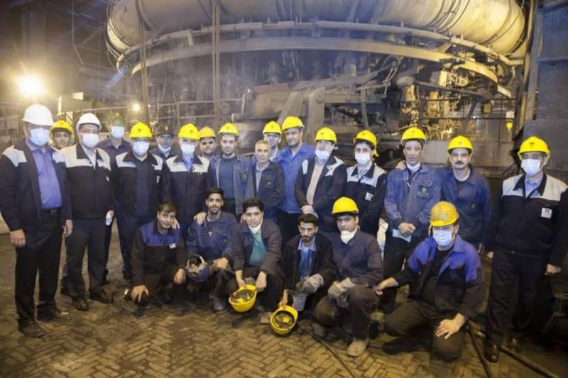 مدیرعامل ذوب آهن اصفهان در روز اول سال نو در بین کارکنان خط تولید :