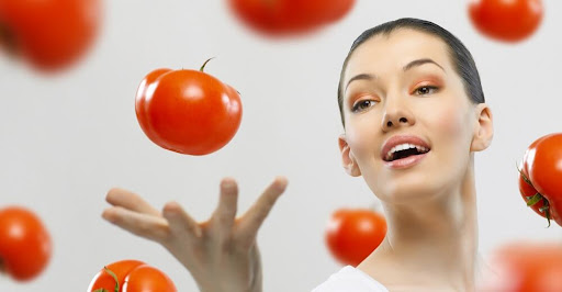 فواید شگفت انگیز گوجه فرنگی برای پوست و صورت