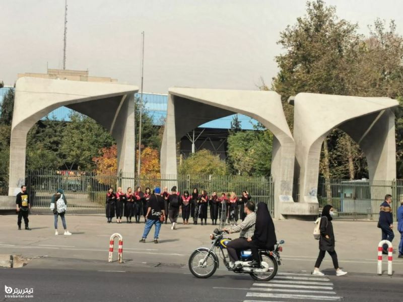 ماجرای کشف حجاب دانشجویان در جلوی دانشگاه تهران+ عکس ها