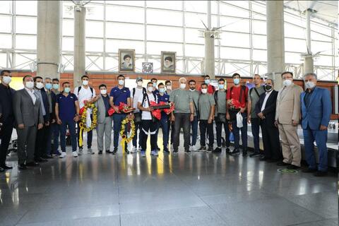 بازگشت ملی پوشان والیبال به ایران/ حضور معاونان و مدیران بانک گردشگری در مراسم استقبال