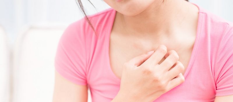 ترک‌های پوستی روی سینه‌ها: علل، درمان، پیشگیری و عوامل خطر
