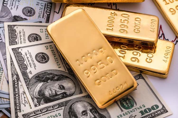 مقایسه رشد قیمت طلا و دلار در تیر 1401
