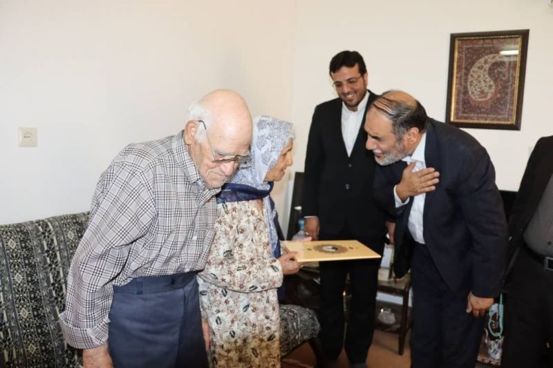 دیدار مشاور وزیر راه و شهرسازی از خانواده تنها شهید زرتشتی یزد