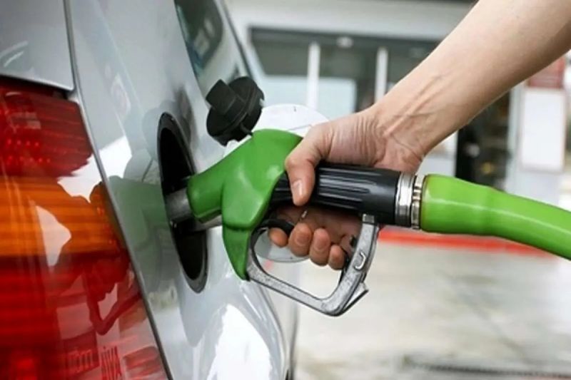 سهمیه بنزین چه کسانی صفر می شود؟/ از شایعه تا واقعیت گرانی بنزین