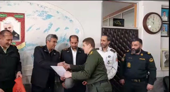 تقدیر آتش نشانی میانه  از سرباز فراجا که شجاعانه به دل آتش زد و آن را مهار کرد