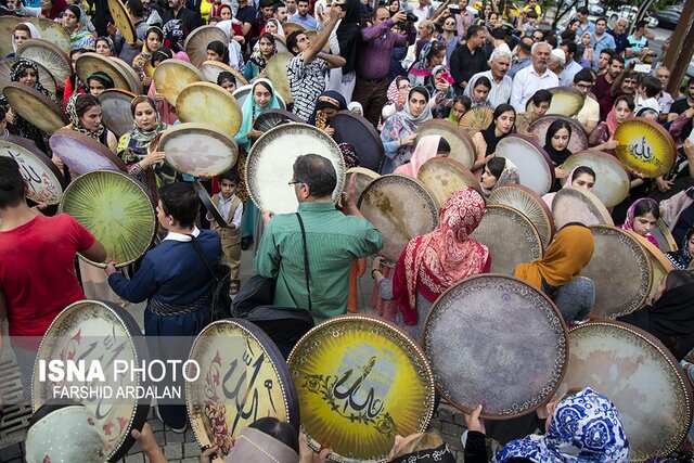 دفنوازان همراه با باران آوای دوستی سر دادند +تصاویر