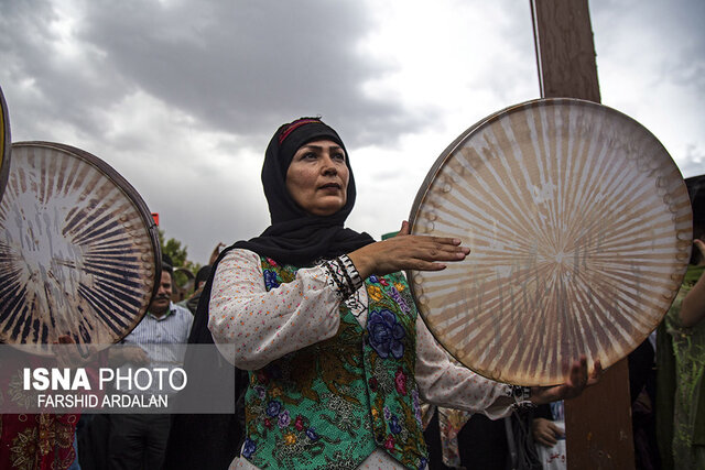 دفنوازان همراه با باران آوای دوستی سر دادند +تصاویر