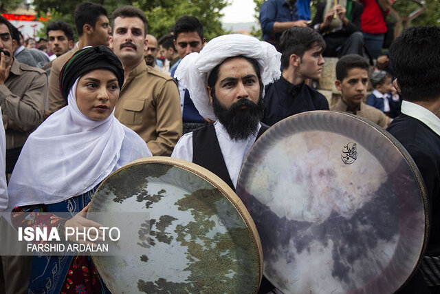 دفنوازان همراه با باران آوای دوستی سر دادند +تصاویر