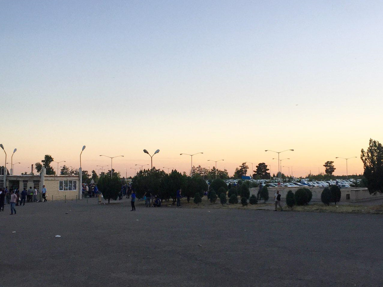اعتراض هواداران استقلال نسبت به نبود بلیت در ورزشگاه + عکس
