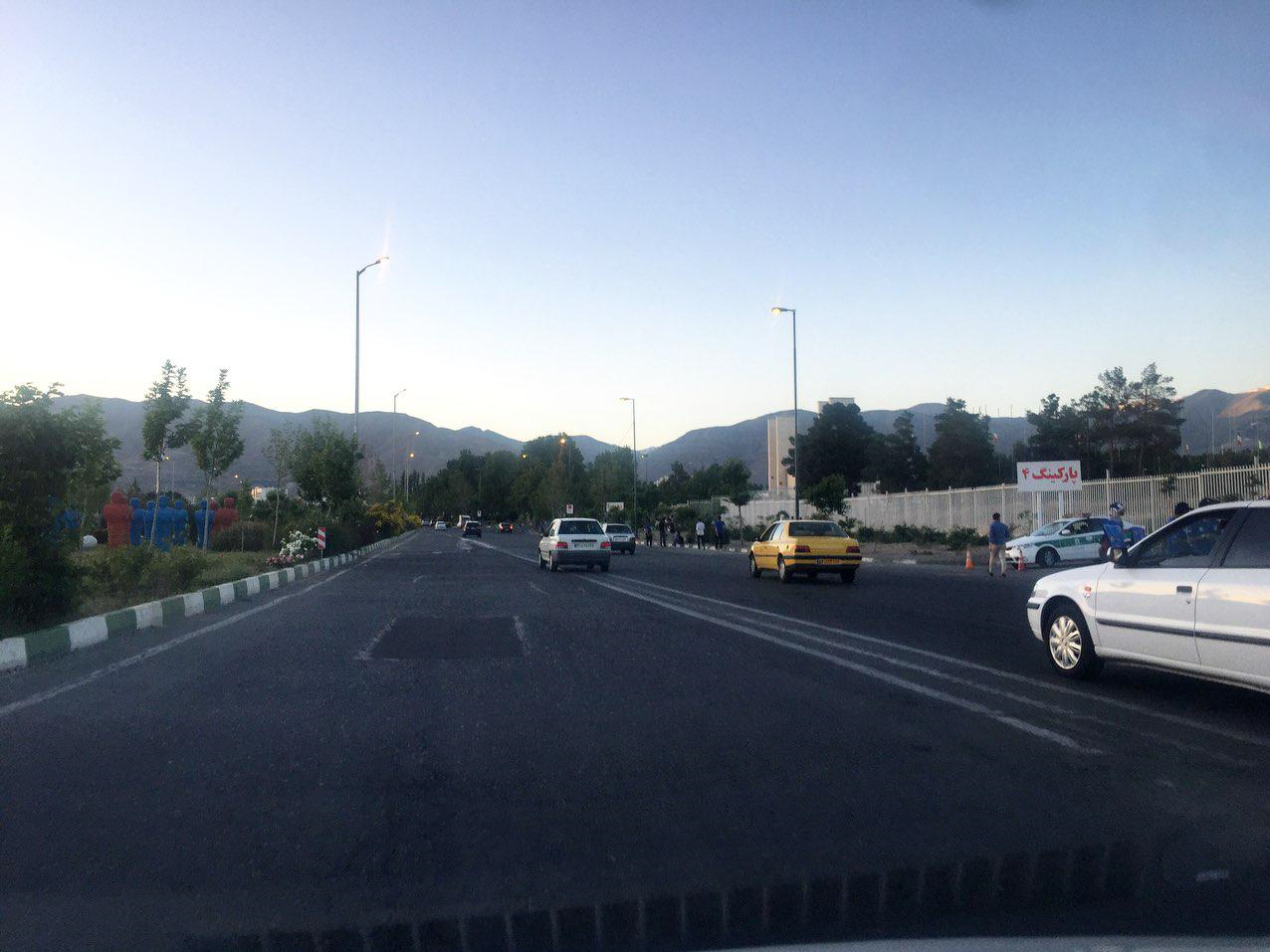 اعتراض هواداران استقلال نسبت به نبود بلیت در ورزشگاه + عکس