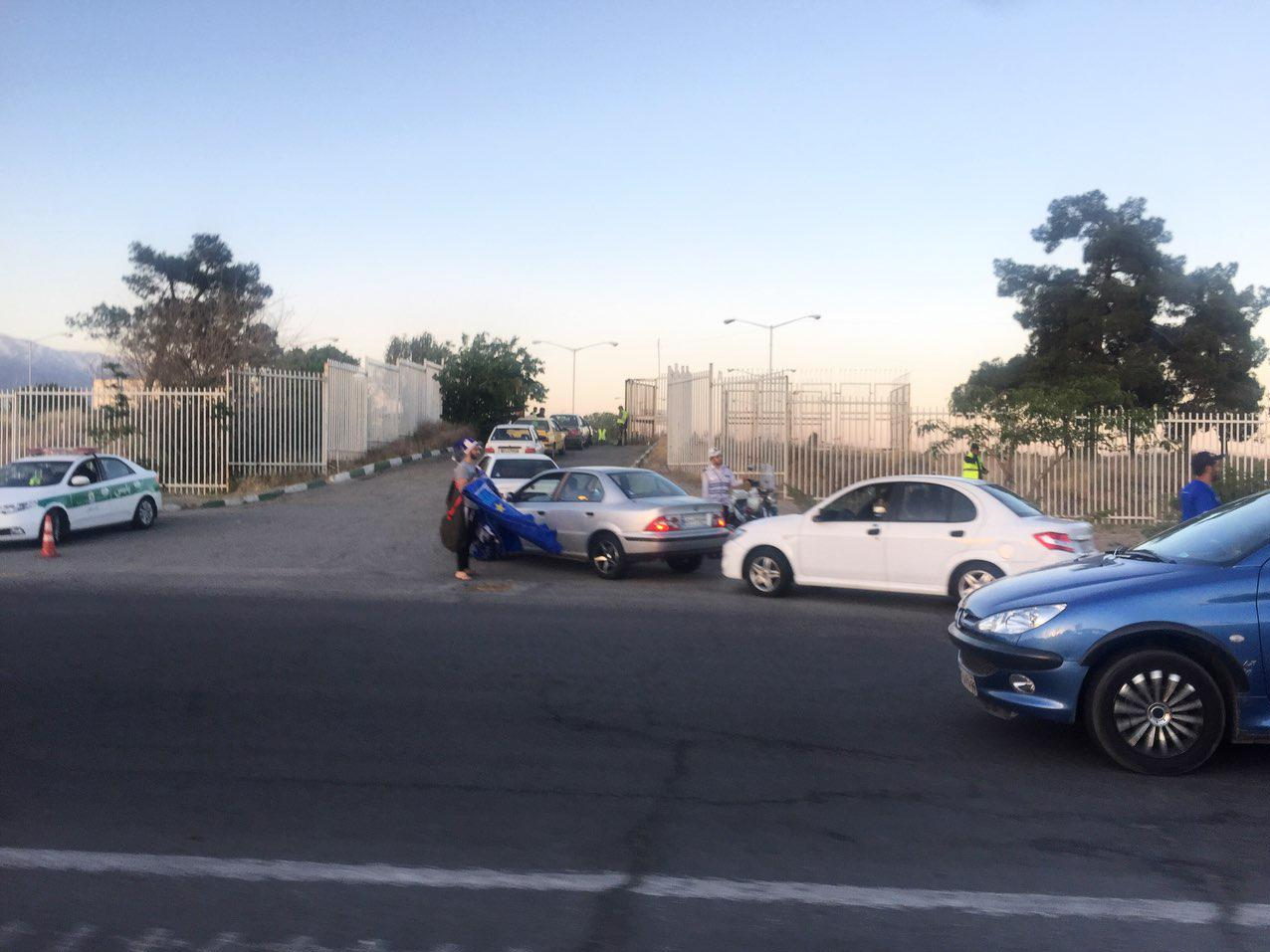 اعتراض هواداران استقلال نسبت به نبود بلیت در ورزشگاه + عکس