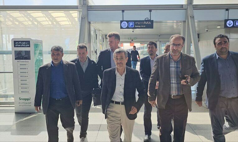 | سلفی گرفتن با محمود احمدینژاد در فرودگاه امام خمینی