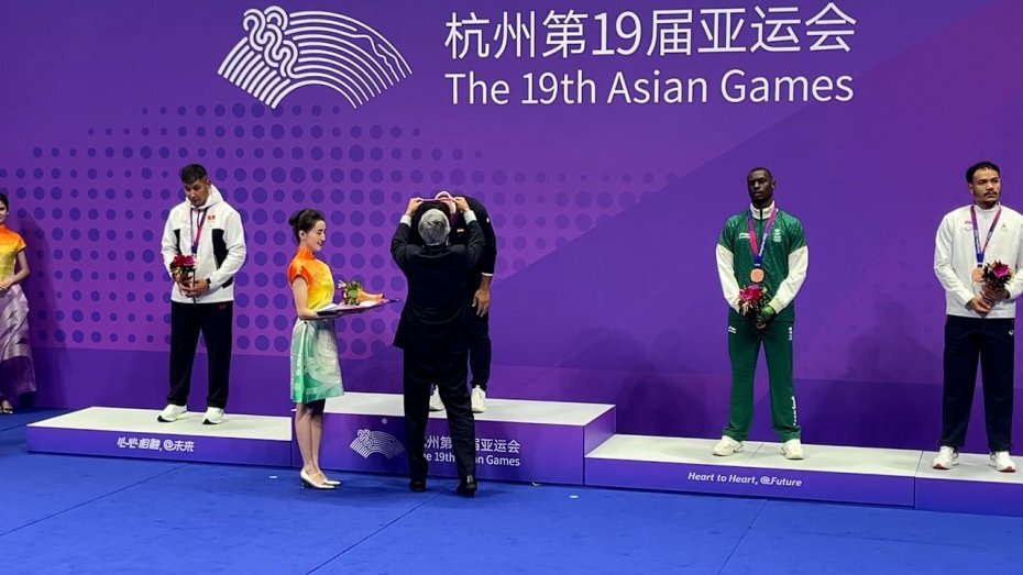  | لحظه اهدای مدال طلای سجاد گنج‌زاده از سوی وزیر ورزش و جوانان و اهتزاز پرچم ایران در هانگژو