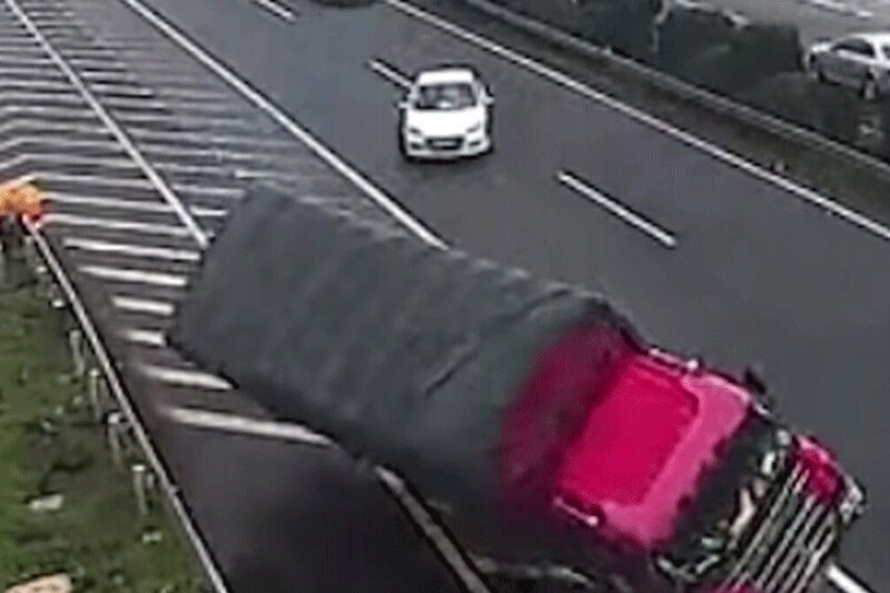  | واژگونی وحشتناک کامیون حمل بار به دلیل سرعت زیاد در تونل