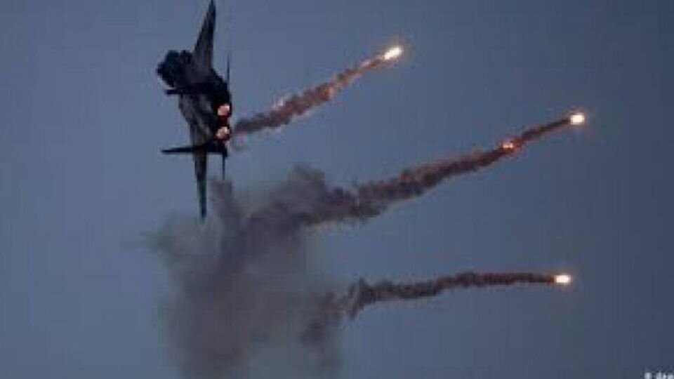  | انفجار موشک‌های مقاومت در کنار هواپیمای اسرائیل در دل آسمان
