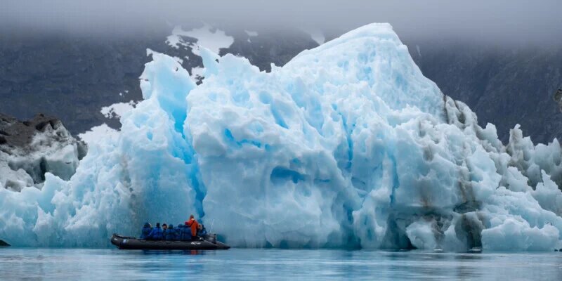  | لحظه نادر واژگونی کوه یخ در آب‌های گرینلند در آمریکای شمالی