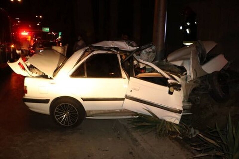 | پودر شدن خودرو پژو پس از تصادف با تیربرق