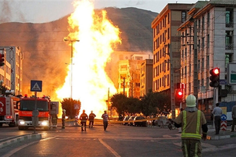  | تلاش آتشنشان‌های اوکراینی برای مهار آتش‌سوزی ناشی از حملات روسیه به یک زایشگاه و مرکز تجاری