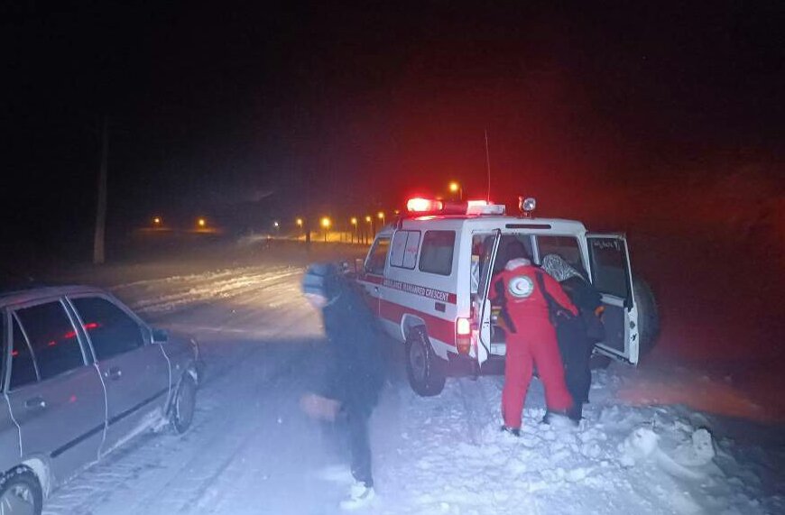  | اقدام تحسین برانگیز امدادگر هلال احمر در نجات جان فرد گرفتار در برف و کولاک