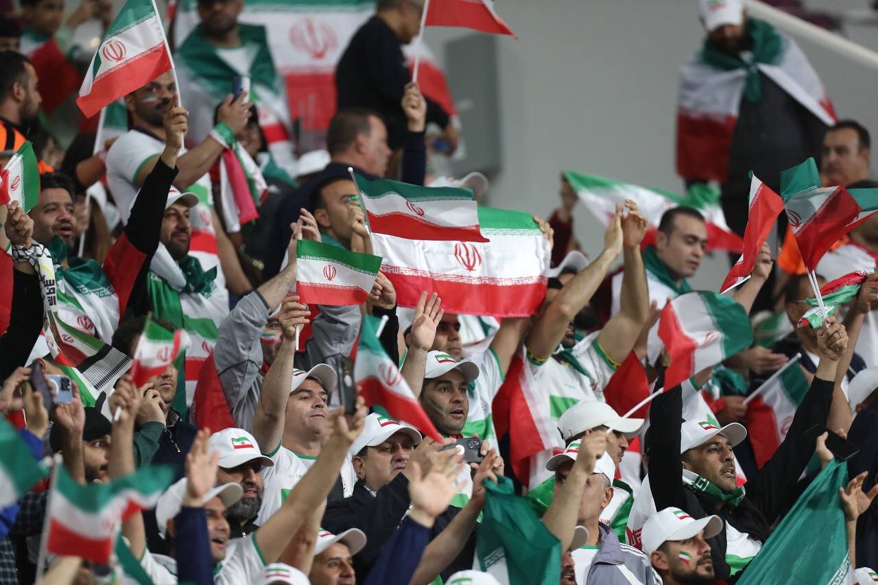  | تمیز کردن ورزشگاه و جمع کردن زباله‌ها توسط تماشاچیان ایرانی در قطر