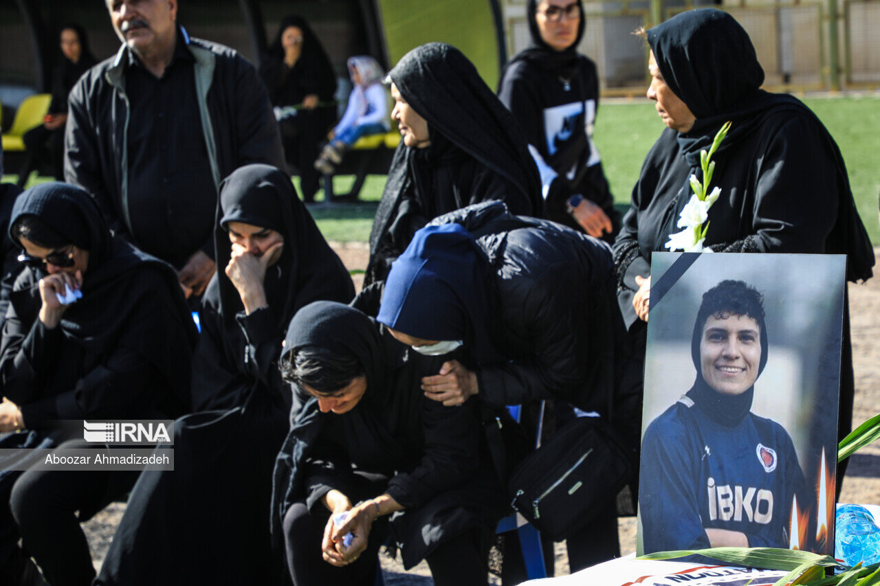تصاویر | گریه‌های جانسوز دختران جوان در مراسم تشییع ملیکا محمدی؛ هم‌تیمی‌ها خون گریه کردند