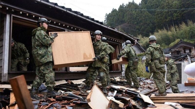 ۵ روز بعد از زلزله ژاپن؛ زنی با بیش از ۹۰ سال سن در میان آوار زنده پیدا شد