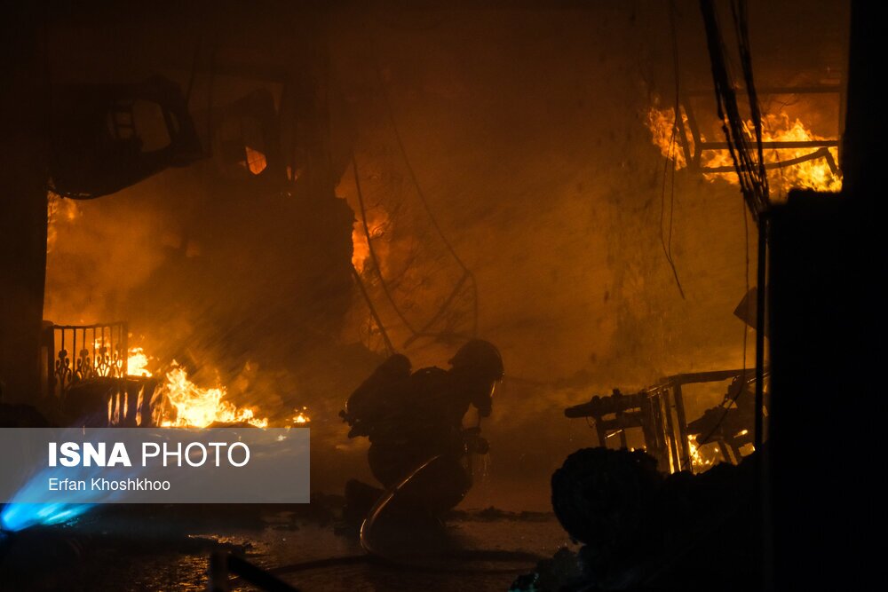 آتش‌سوزی در انبارهای بنکداران اهواز /تلاش برای جلوگیری از سرایت آتش به دیگر انبارها