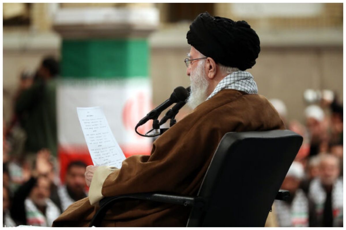 تصویری از رهبر انقلاب درحال عزاداری در حسینیه امام خمینی (ره)+ عکس