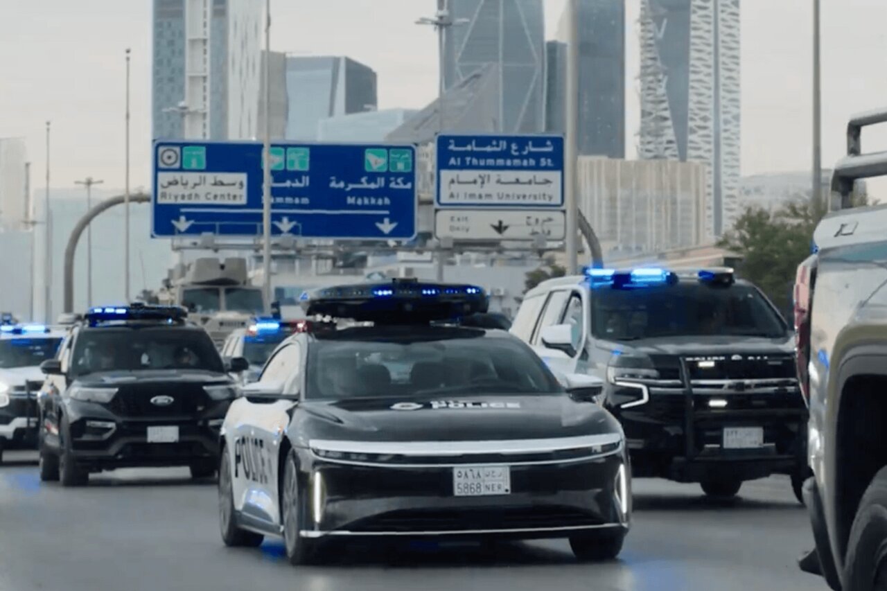 مانور خودروهای پلیس مجهز به پهپاد در عربستان‌سعودی/ فیلم