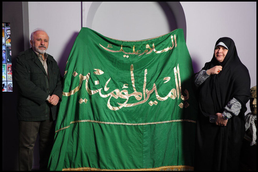 پرچم متبرک حرم حضرت علی (ع) به موزه سینما رسید