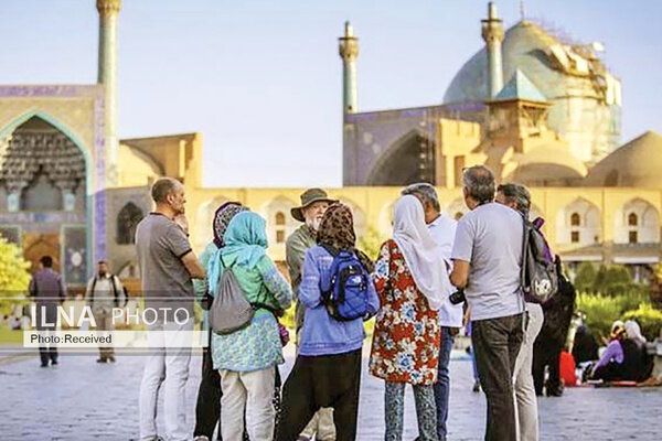 اپراتور پمپ بنزین بسته ۱۰ هزار دلاری را به گردشگر خارجی بازگرداند/ عکس