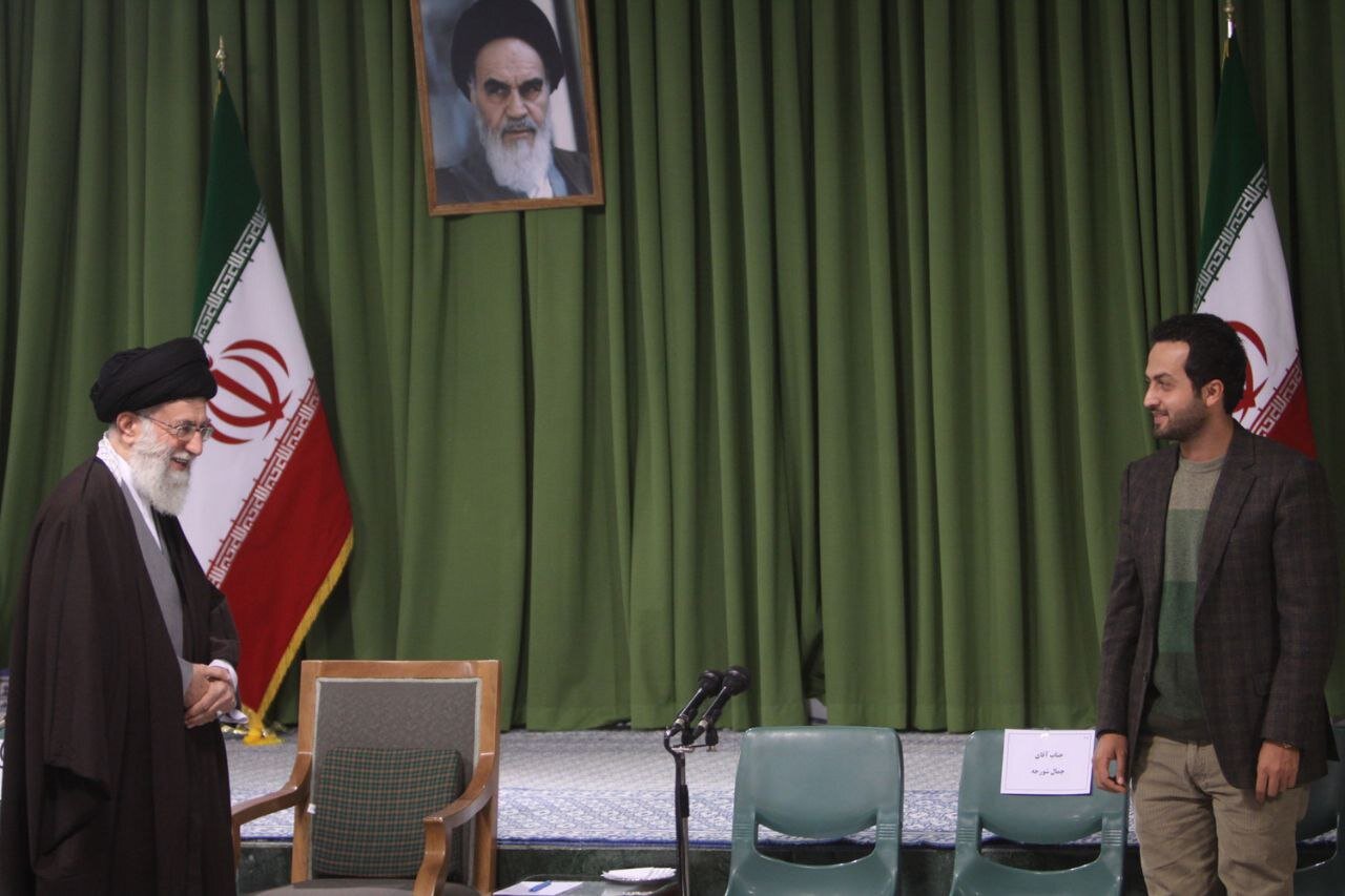 دیدار مهم بازیگران معروف با رهبر انقلاب/ وقتی آقای بازیگر پشت سری رهبری نماز خواند +عکس