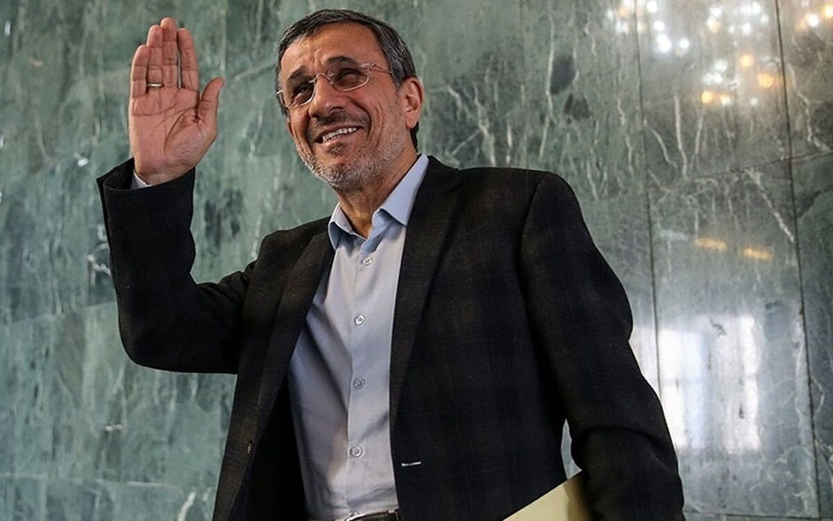 عکس احمدی نژاد و نوه اش دست به دست شد