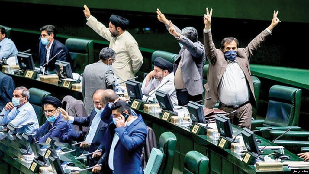اولین واکنش مجلس به سخنان کارشناس زن در صداوسیما/ جامعه برای عده خاصی نیست، برای همه است/ تریبونهای مقدس نباید در اختیار هر فردی قرار گیرد