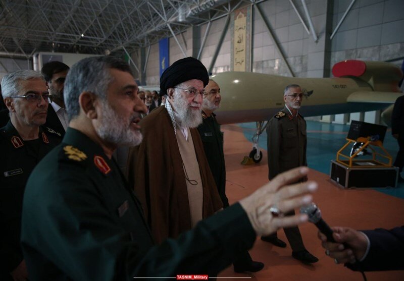 عکس متفاوت از رهبری در بازدید از دستاوردهای نظامی /یک لیوان چای، یک لبخند رضایت