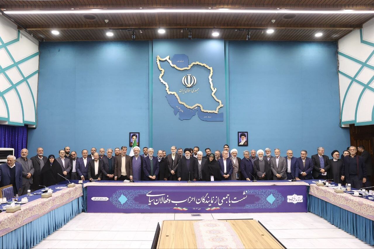 روزنامه هم میهن : همه سران احزابی که با رئیسی جلسه داشتند، مجموعا نماینده 500 هزار نفر نبودند