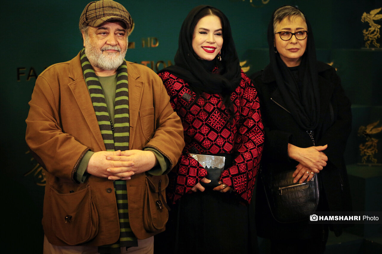 عکس «ملیکا شریفی نیا» به همراه پدر و مادر  | عکسی از محمدرضا شریفی نیا و آزیتا حاجیان در جشنواره فیلم فجر