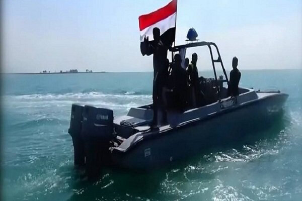 تصاویر دیدنی از تمرین نیروی دریایی یمن؛ سربازانی که از زیر آب ظاهر می شوند!