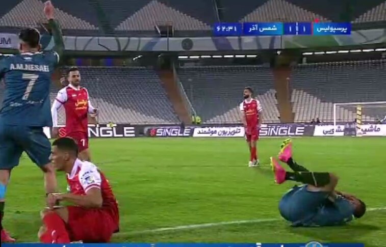لحظه اخراج علی نعمتی و ۱۰ نفره شدن پرسپولیس | ببینید
