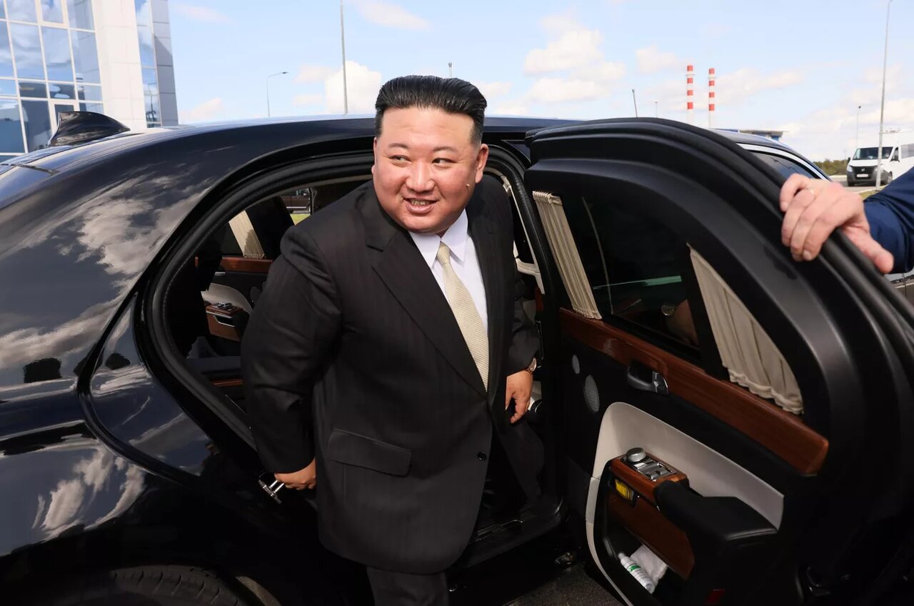 کیم جونگ اون رهبر کره شمالی سوار خودروی اهدایی پوتین شد! + فیلم