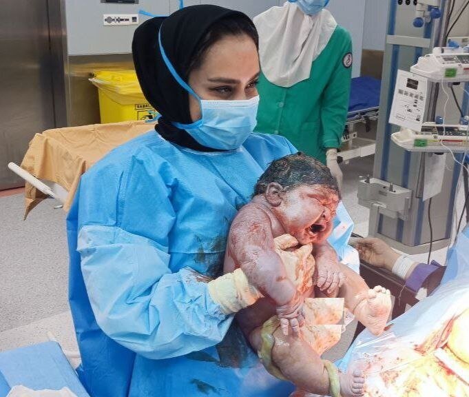 دلهره‌های شبانه تولد سنگین‌ترین نوزاد ایرانی + تصاویر | پزشک مهدی: با تصمیم لحظه‌ای جان نوزاد ۷ کیلویی را نجات دادم | علت تولد کودک با وزن بالا چیست؟