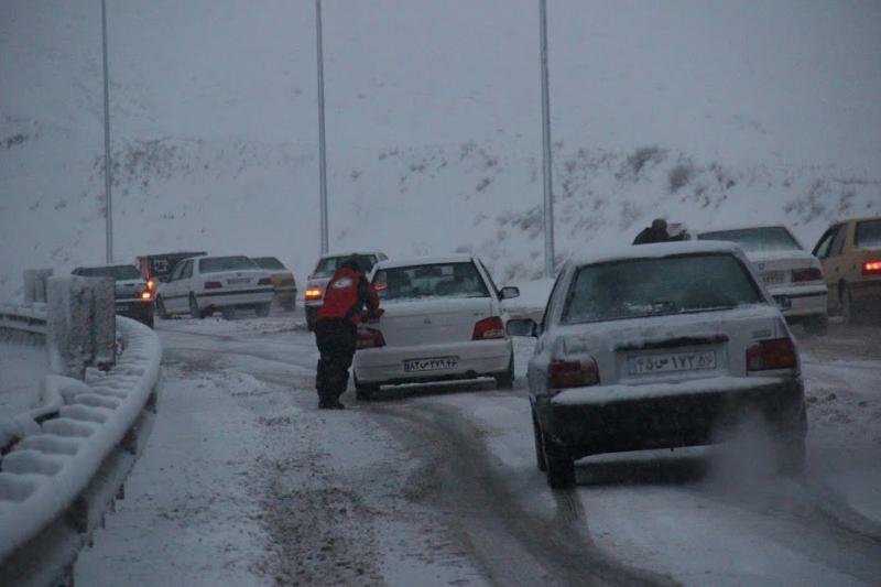 بارش برف و باران در جادههای ۱۱ استان
