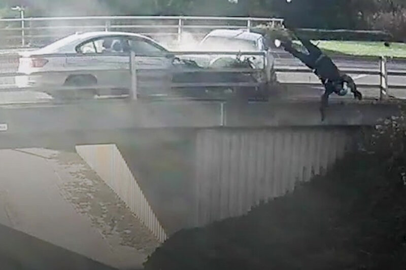  | لحظه هولناک هل دادن یک موتورسوار و پرت کردنش از بالای پل توسط راننده مجنون!