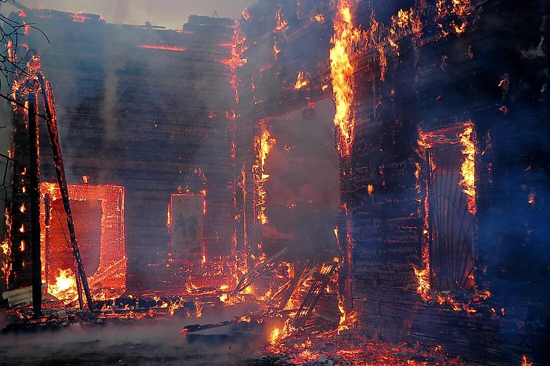  | آتش‌سوزی فجیع در پشت‌بام یک ساختمان در حال ساخت