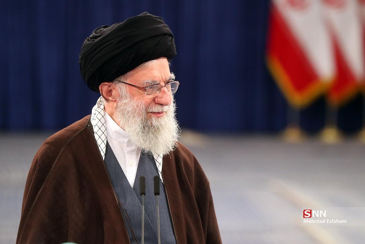 | تصاویری از فرزند شهید آقابابایی در آغوش رهبر انقلاب